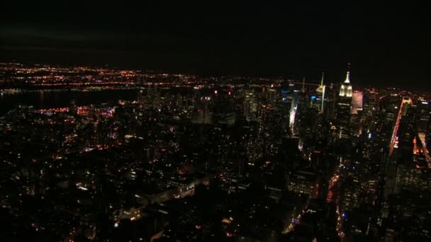 Luchtfoto drukke straten van de stad en skyline — Stockvideo