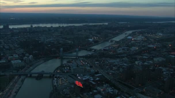 Повітряний манхеттенський міст пейзаж в сутінках — стокове відео