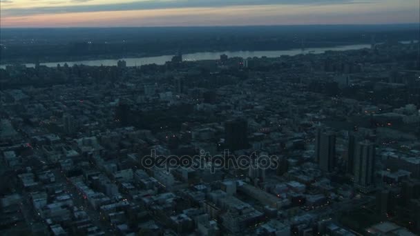 Повітряний манхеттенський міст пейзаж в сутінках — стокове відео