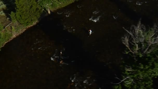 Tiro aéreo de um pescador de mosca no Rio — Vídeo de Stock