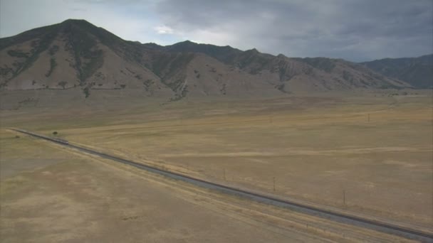 Аэросъемка поезда Amtrak в пустыне с горами — стоковое видео