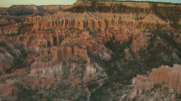Luchtfoto van bryce canyon national park breed schot — Stockvideo