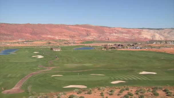 Аэросъемка поля для гольфа в пустыне — стоковое видео