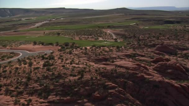 Aerial shot of desert golf course — Stock Video