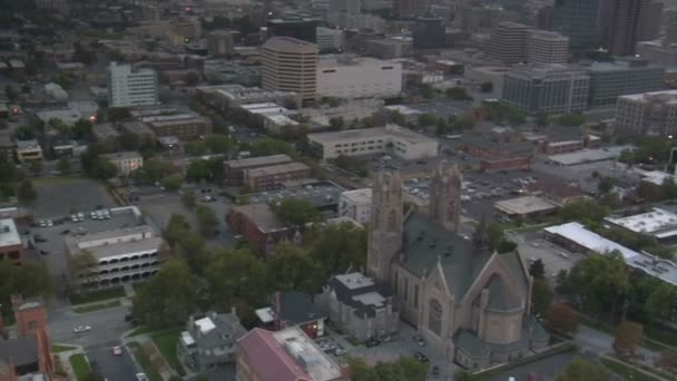 Antenn skott av downtown salt Lakestad sunset och katedralen — Stockvideo
