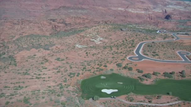 Letecký snímek pouštní golfové hřiště vysoké nadmořské výšky — Stock video