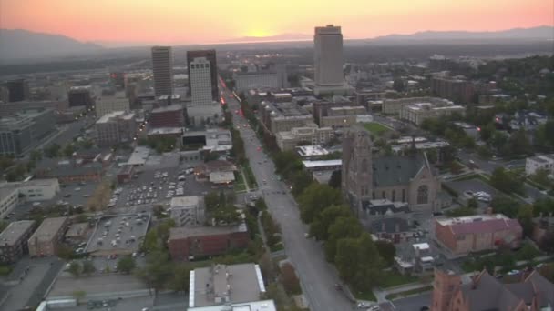 Downtown salt lake city sunset ve katedral hava atış — Stok video