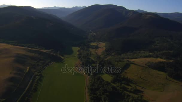 Captura aérea de bosques y laderas de montañas y campos — Vídeos de Stock