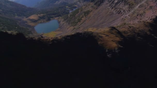 Повітряний знімок лісових гір і озера — стокове відео