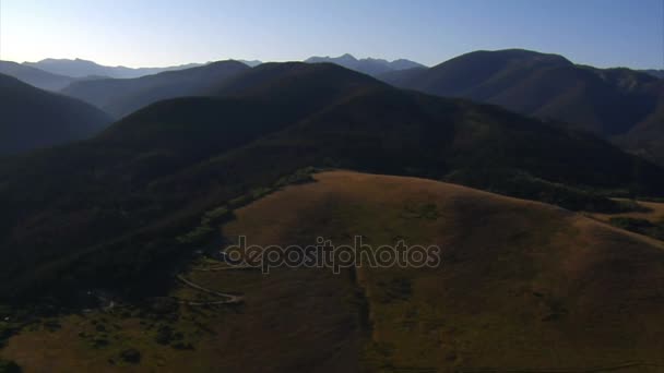Captura aérea de bosques y laderas de montañas y campos — Vídeo de stock
