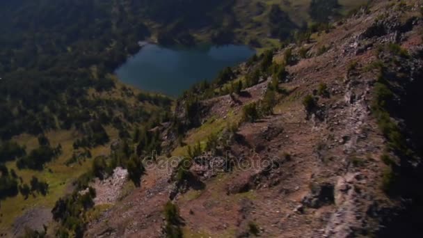 Plano aéreo de montañas forestales y lago — Vídeo de stock