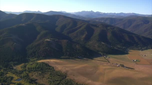 Captura aérea de bosques y laderas de montañas y campos — Vídeo de stock