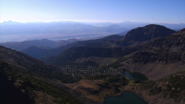 Ripresa aerea delle montagne della foresta e del lago — Video Stock