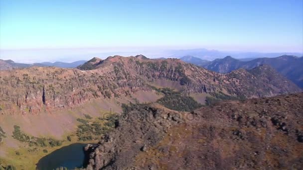 Воздушная съемка лесных гор и озера — стоковое видео