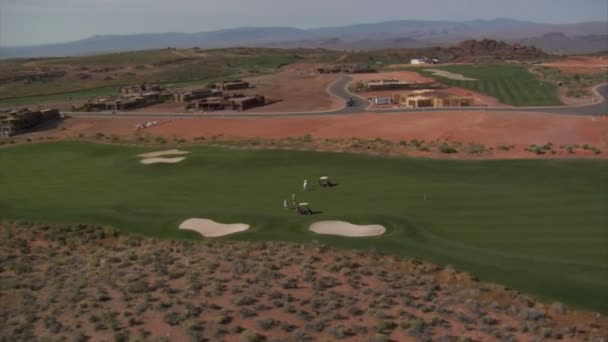 Tiro aéreo de golfistas en campo del desierto — Vídeo de stock