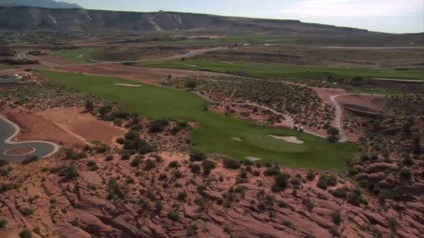 Colpo aereo di golfisti sul percorso del deserto — Video Stock