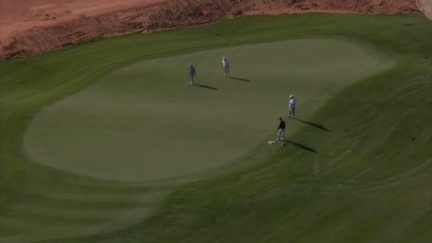 Aerial shot of golfers on the desert course zoom out — Stock Video