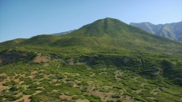 Foto aérea de bosque verde y montañas — Vídeos de Stock