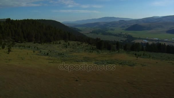 Letecký snímek zelené údolí řeky a ranč v dálce — Stock video