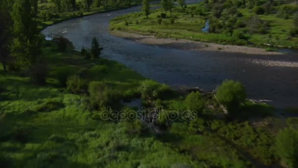 Foto aérea de Green Valley con río — Vídeo de stock