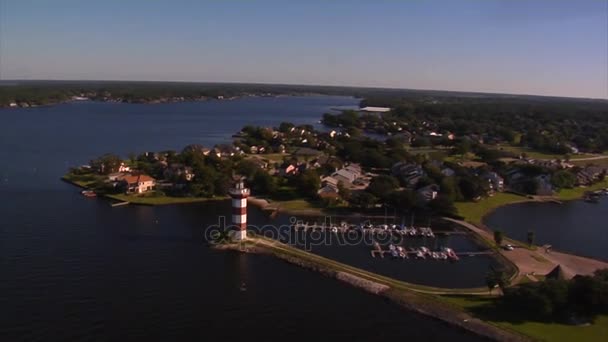 Vue aérienne du phare avec de l'eau pétillante — Video