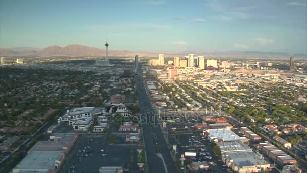 Luchtfoto van las vegas in de buurt van strip overdag — Stockvideo