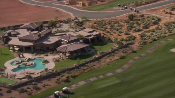 Tiro aéreo da mansão no campo de golfe do deserto — Vídeo de Stock