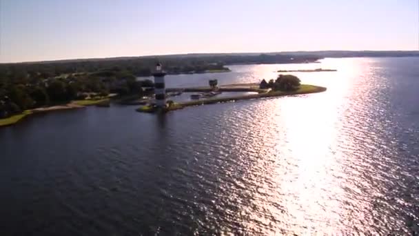 Vue aérienne du phare avec de l'eau pétillante — Video