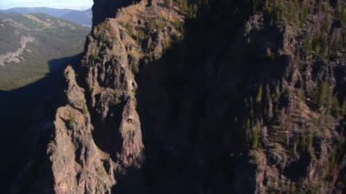 Hava atışı dağ dorukları ve cliff duvarlar