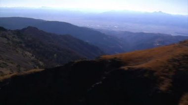 Hava atışı dağ dorukları ve cliff duvarlar