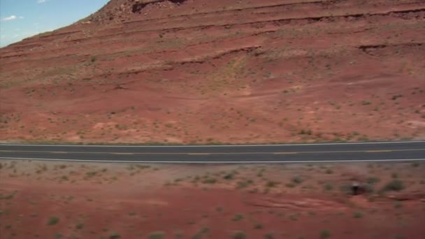 Tiro aéreo de Monument Valley Highway balançando — Vídeo de Stock