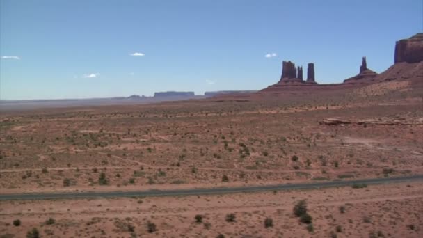 Letecký snímek monument valley silnice — Stock video