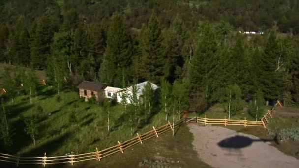 Foto aérea de cabaña de montaña en el bosque — Vídeos de Stock