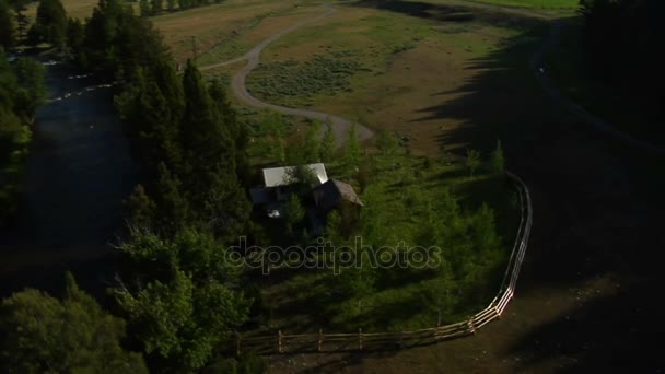 Foto aérea de cabaña de montaña en el bosque — Vídeos de Stock