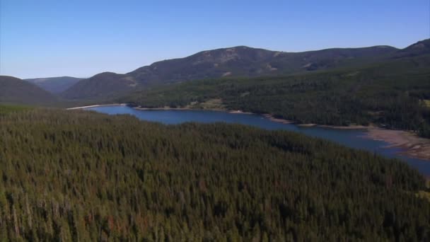 空中俯瞰山下湖的 — 图库视频影像