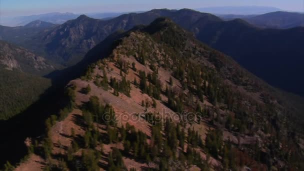 Foto aérea de picos de montaña y paredes de acantilados — Vídeo de stock