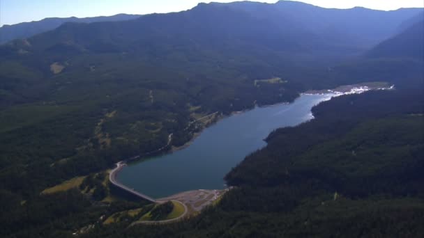 Plano aéreo del lago de montaña — Vídeos de Stock