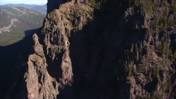 Colpo aereo di cime di montagna e pareti rocciose — Video Stock