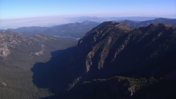 Foto aérea de picos de montaña y paredes de acantilados — Vídeos de Stock