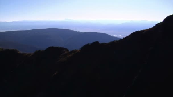 Colpo aereo di cime di montagna e pareti rocciose — Video Stock