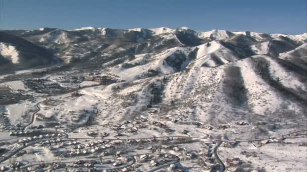 Légi felvétel a hegyek közelében Park city, Utah — Stock videók