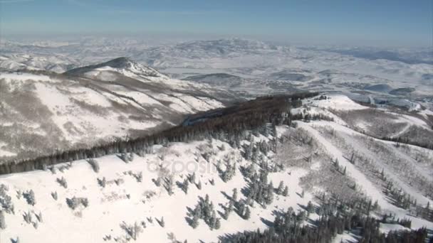 Tiro aéreo de montanhas perto da cidade de Park Utah — Vídeo de Stock