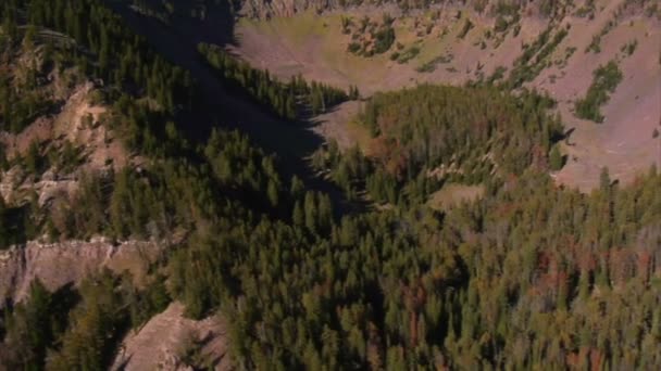 Colpo aereo di cime di montagna e pareti rocciose — Video Stock