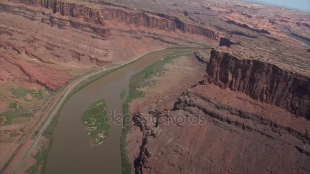 Toma aérea de acantilados de roca roja y río colorado — Vídeo de stock