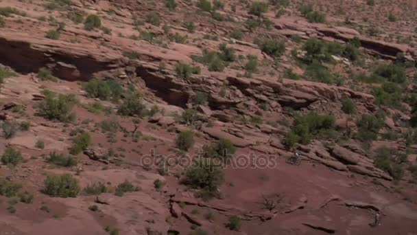 Antenn skott av redrock berg cykling moab utah — Stockvideo