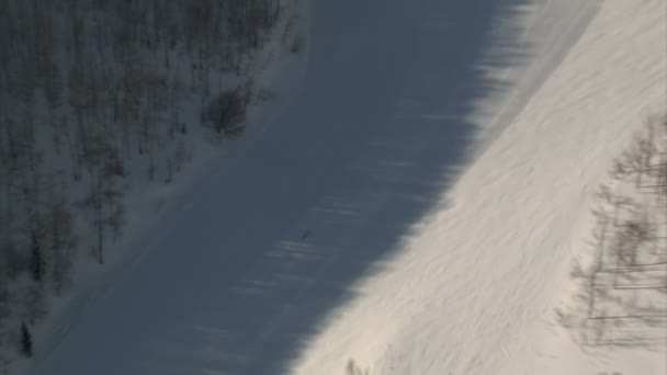 Luchtfoto van skiër — Stockvideo