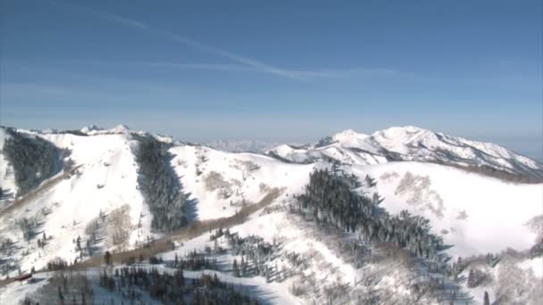 Plano aéreo de la zona de esquí con nieve — Vídeos de Stock
