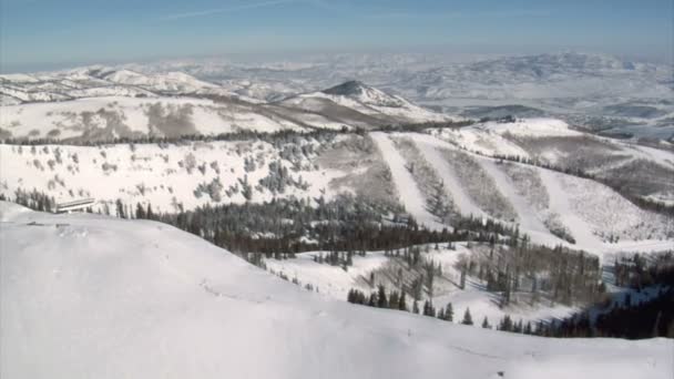 Аэросъемка горнолыжного курорта со снегом — стоковое видео