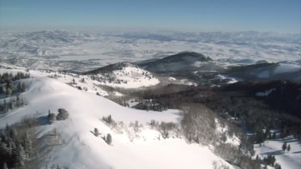 雪に覆われた山の空中ショット — ストック動画