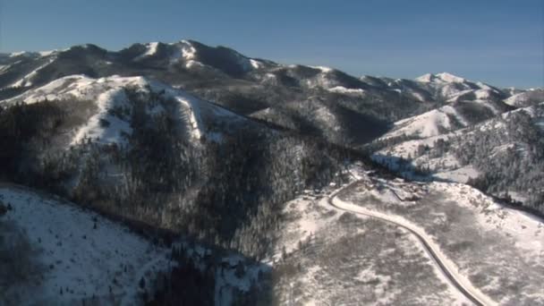 Повітряний знімок засніжених гір — стокове відео